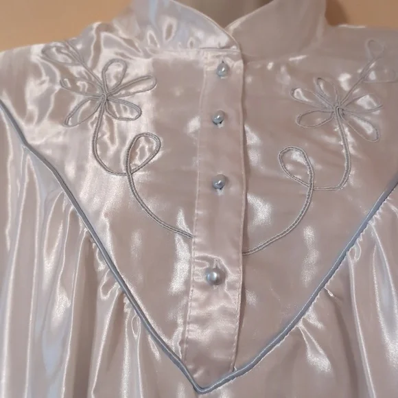 Elegant White Satin Nightgown - Picture 2 of 11